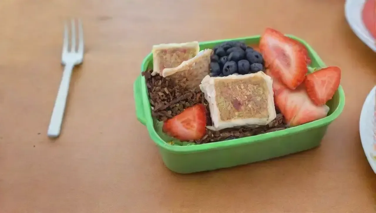 Desayuno vibrante y acogedor con tostadas, frutas, miel y aromas deliciosos