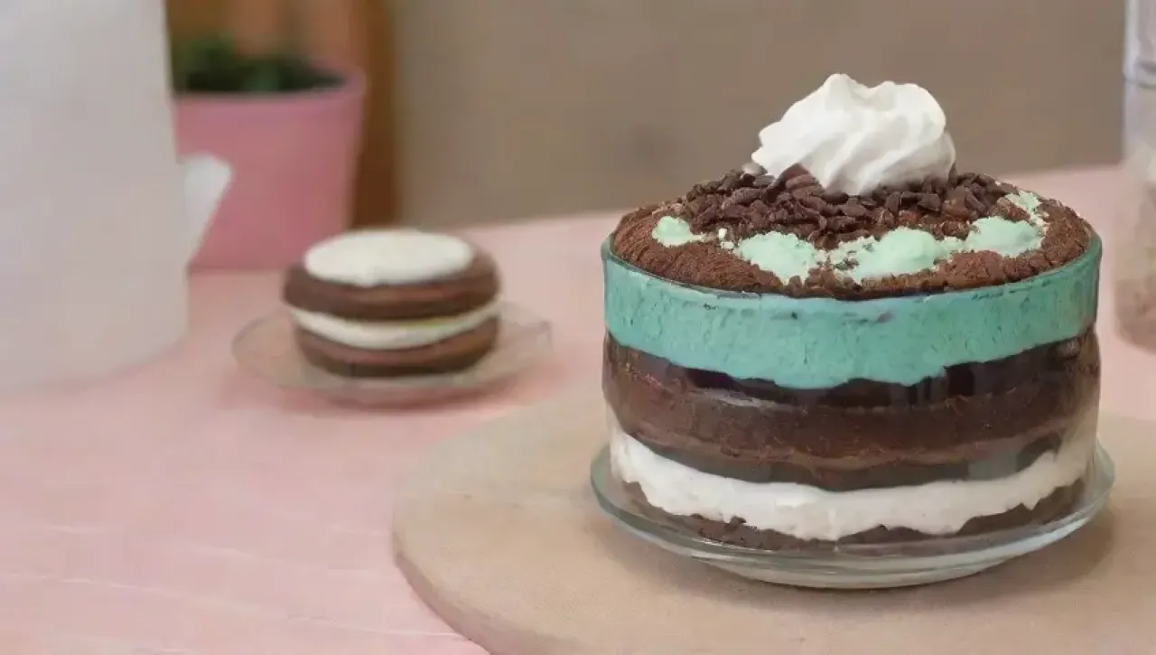 Una celebración acogedora con galletas Oreo, crema, chocolate y risas en un ambiente festivo