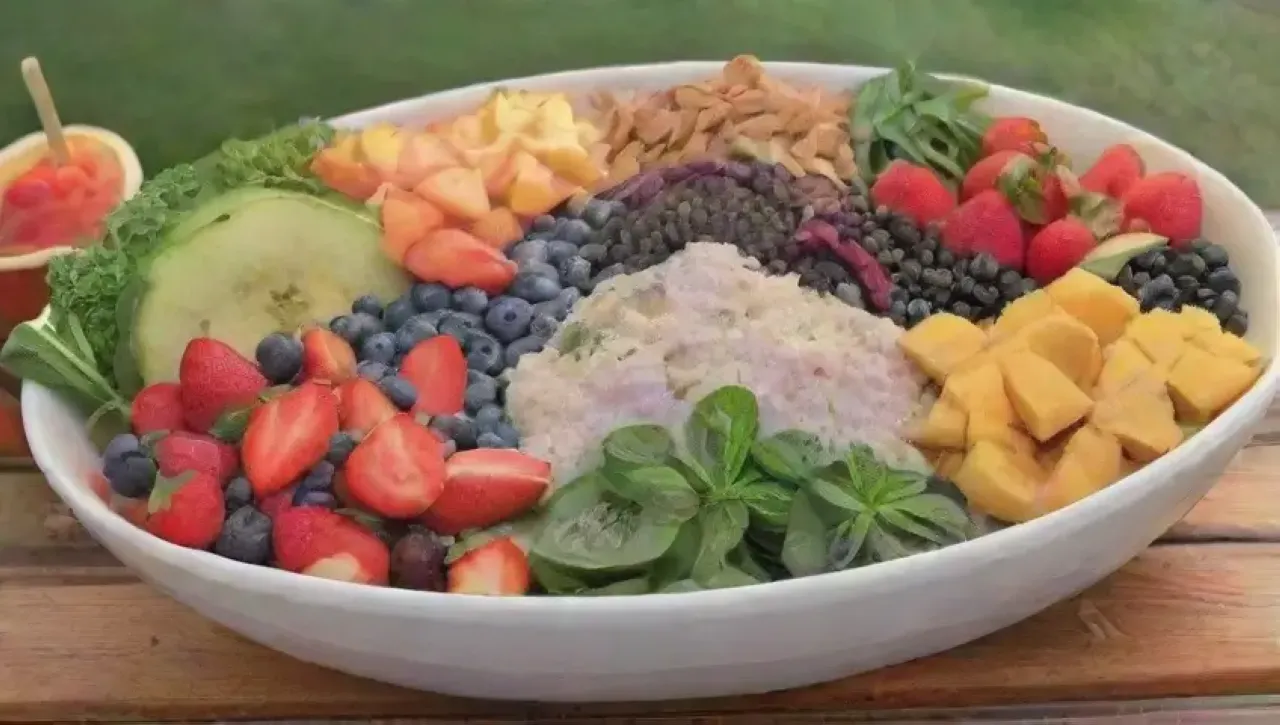 Tazones de smoothie vibrantes con frutas coloridas y un ambiente alegre en la cocina