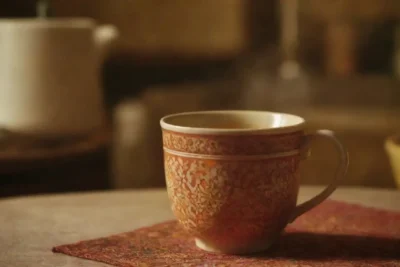 Taza de chai en una cocina acogedora con colores cálidos y elementos culturales