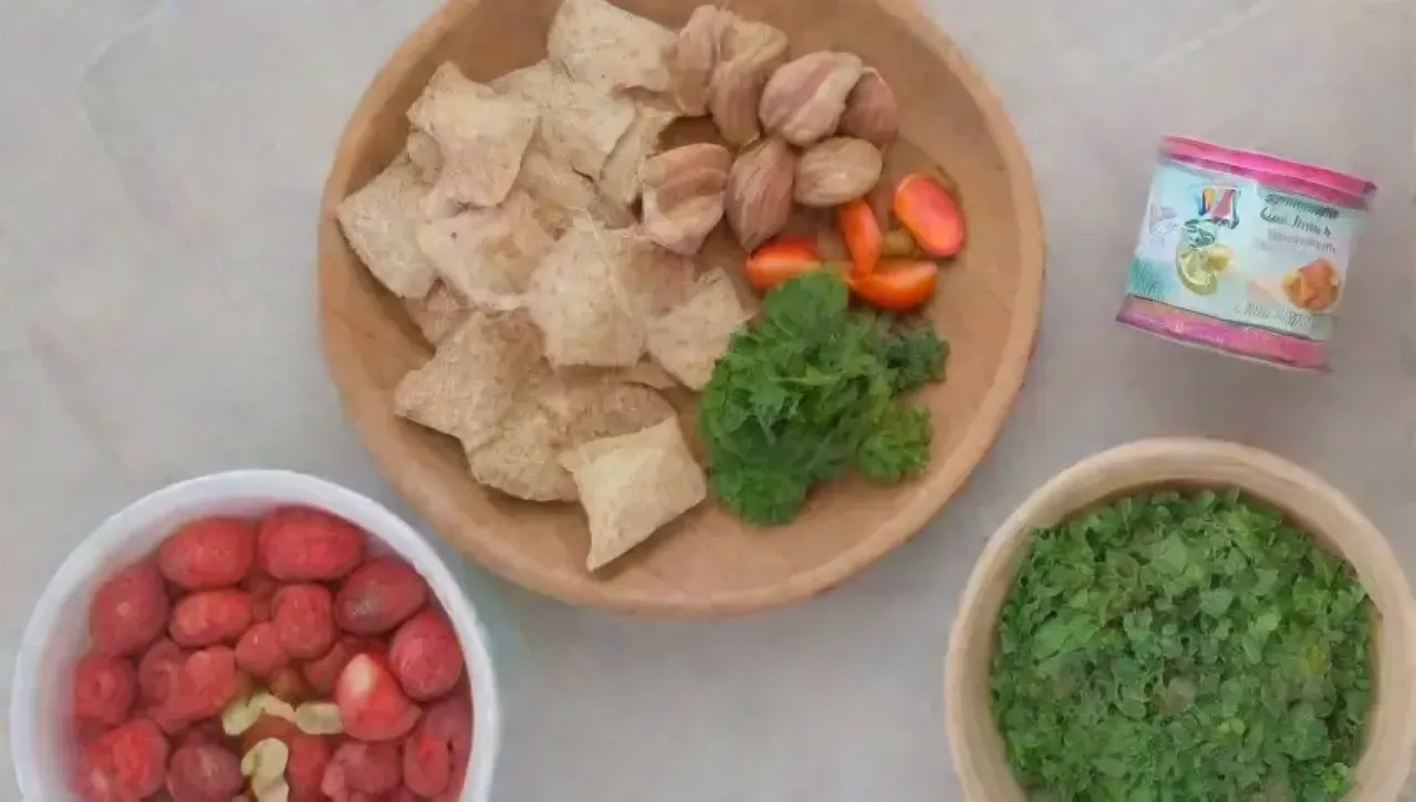 Un fondo texturizado con alimentos procesados y saludables en una cocina serena