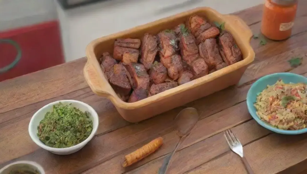Una cocina rústica llena de aromas y sabores invita a una reunión familiar con platos abundantes y sonrisas satisfechas