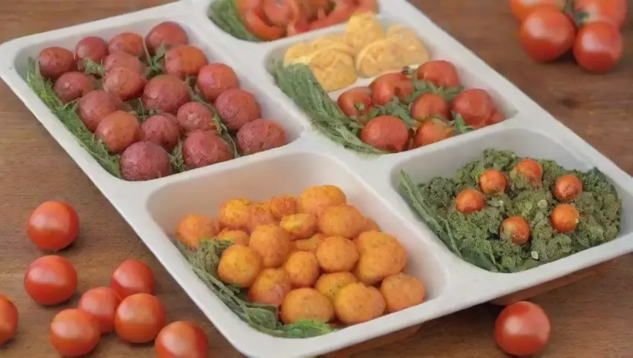 Fiesta alegre con cheeseballs dorados, ingredientes coloridos y un ambiente festivo