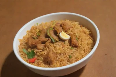 Tazón de arroz vibrante con sinangag dorado y aroma a ajo