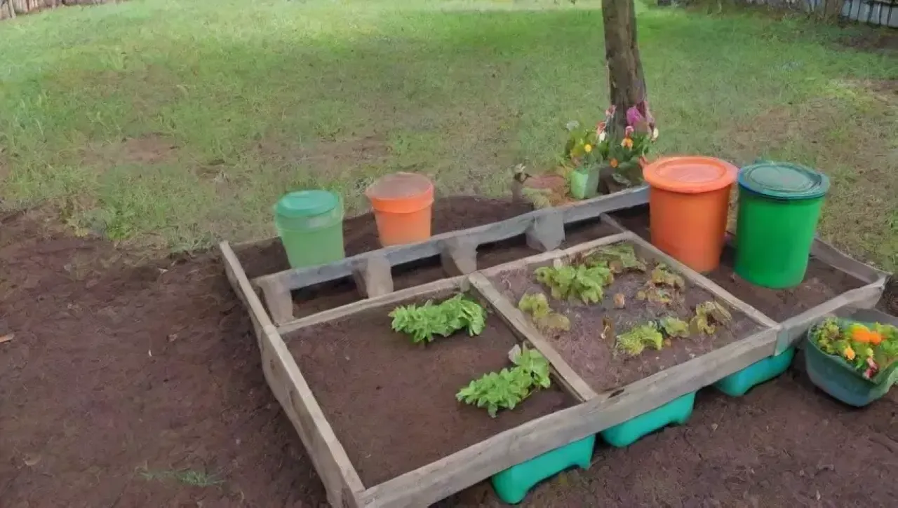 Un jardín comunitario vibrante y saludable, lleno de vida y aprendizaje sobre compostaje