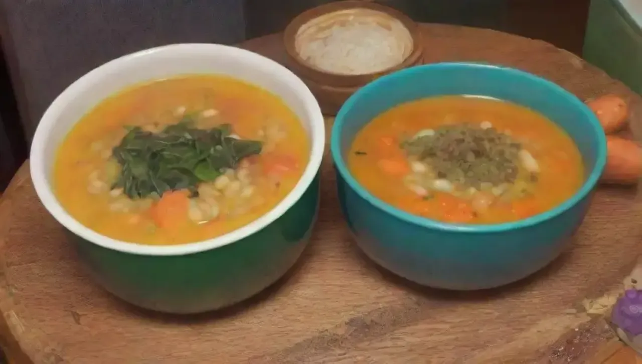 Un acogedor banquete de sopa humeante, colores vibrantes y risas familiares en un cálido ambiente otoñal