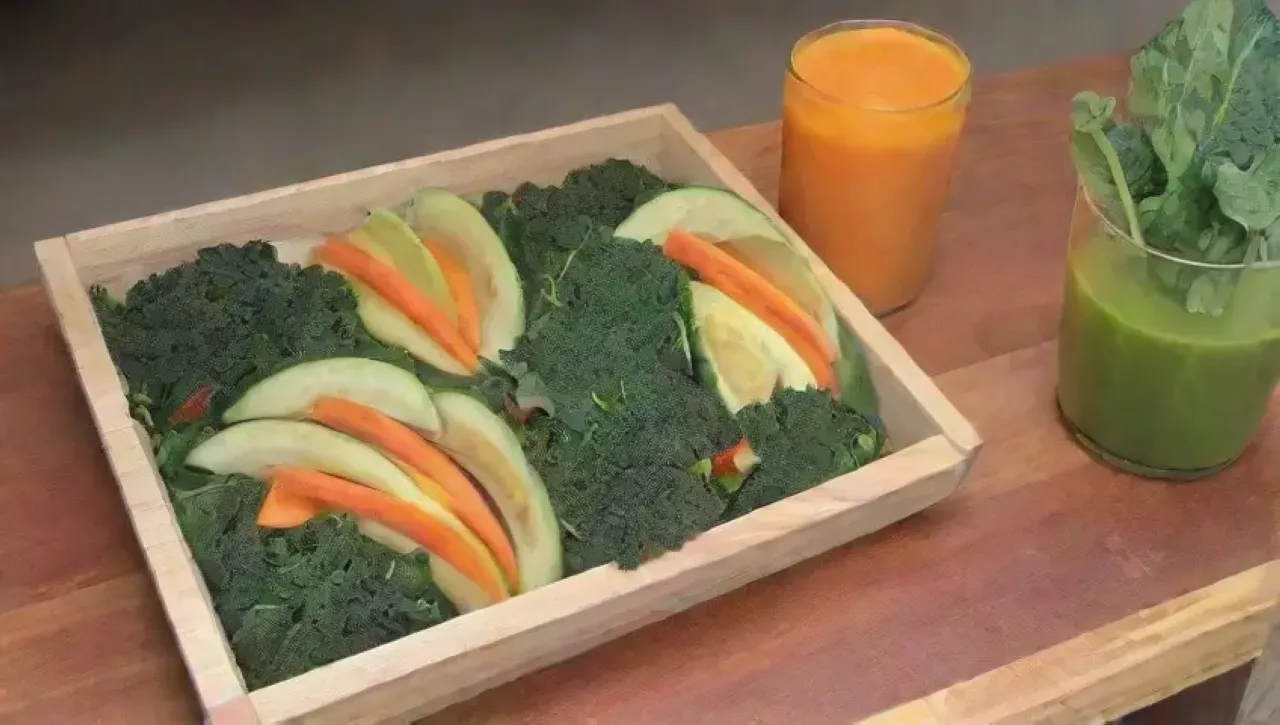 Una colorida y fresca escena de cocina saludable con frutas, verduras y jugos
