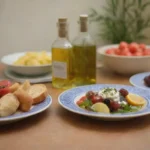 Mesa colorida con platos griegos tradicionales y decoraciones mediterráneas