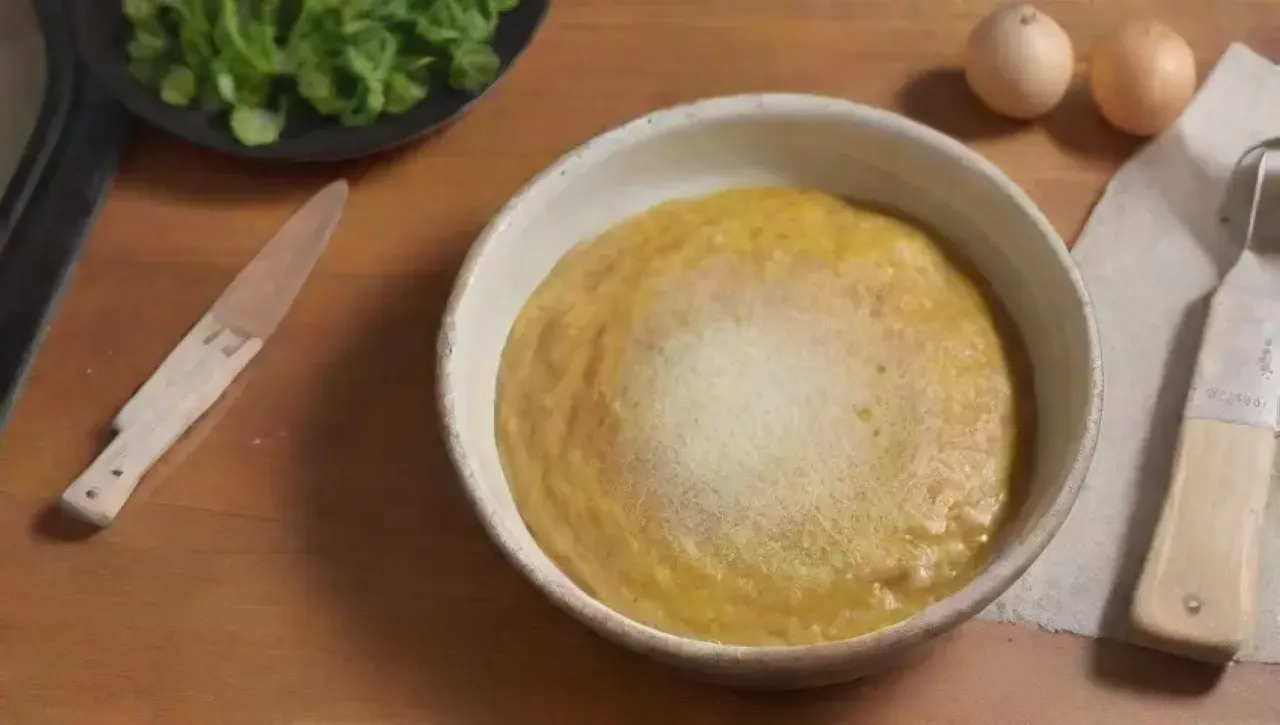 Una cocina rústica llena de ingredientes y aromas, donde se comparte la alegría de hacer pan
