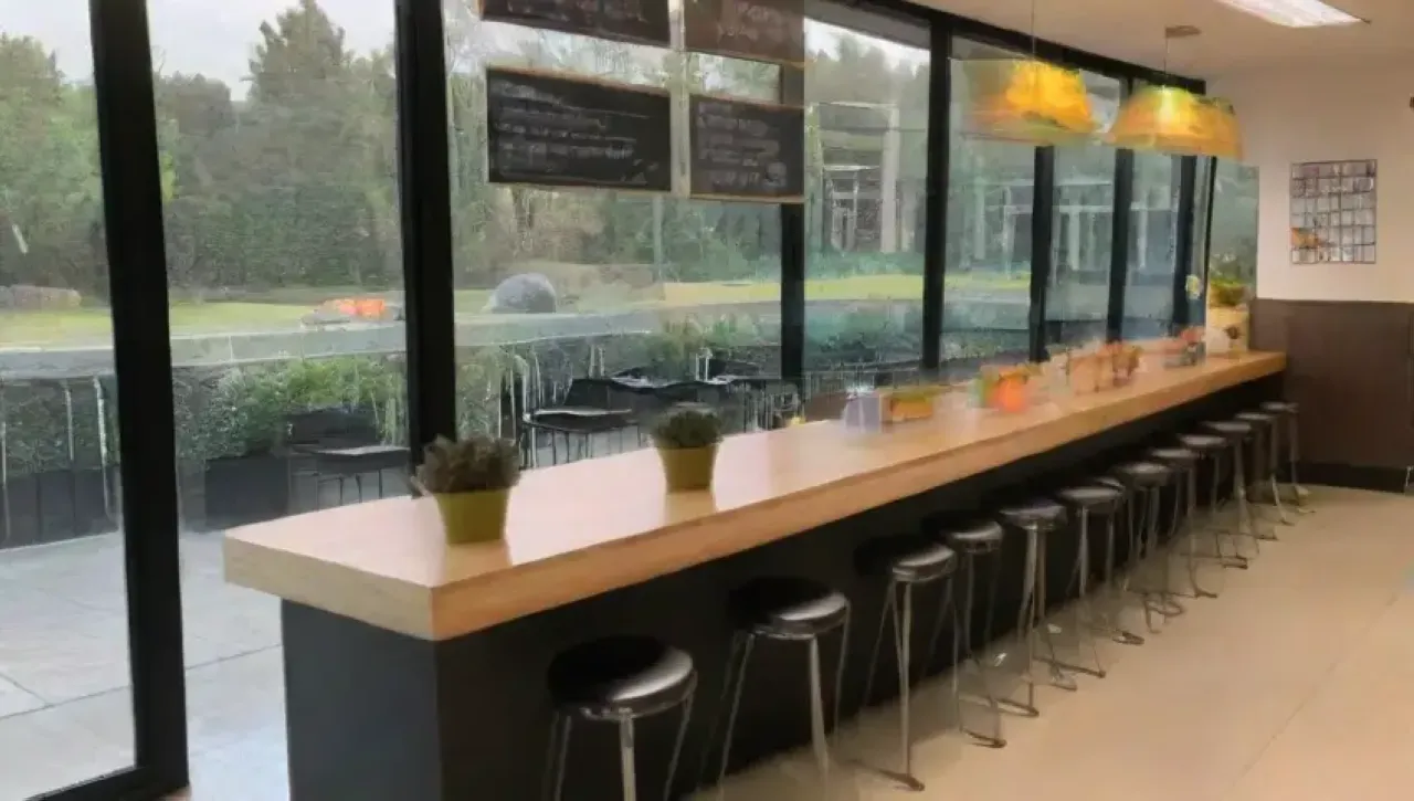 Una cocina brillante y estéril con medidas de higiene y un ambiente acogedor