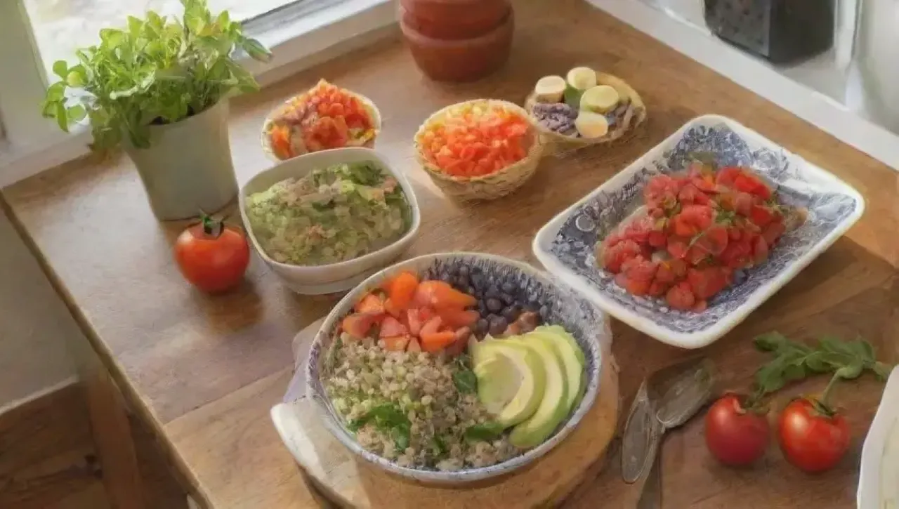 Una escena vibrante de cocina saludable y comunitaria llena de colores y sabores