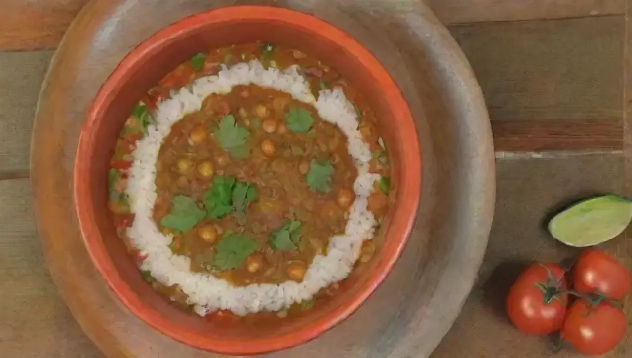 Una cocina vibrante llena de especias, ingredientes frescos y luz cálida
