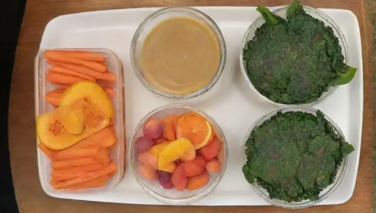 Una colorida y fresca variedad de ingredientes saludables en una acogedora cocina