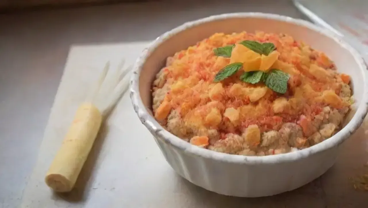 Un ambiente acogedor de cocina con zanahorias, un pastel especiado y risas familiares
