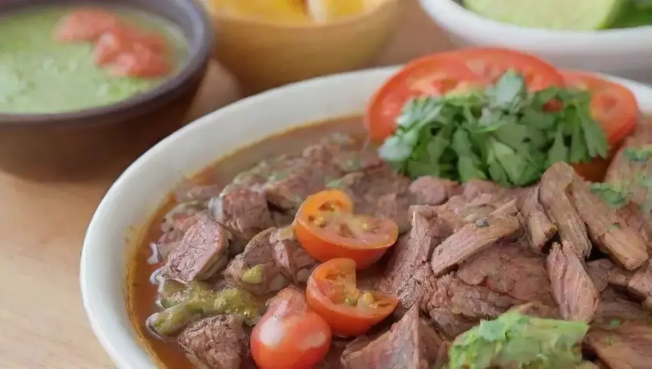 Una colorida y deliciosa comida familiar se sirve en un ambiente acogedor