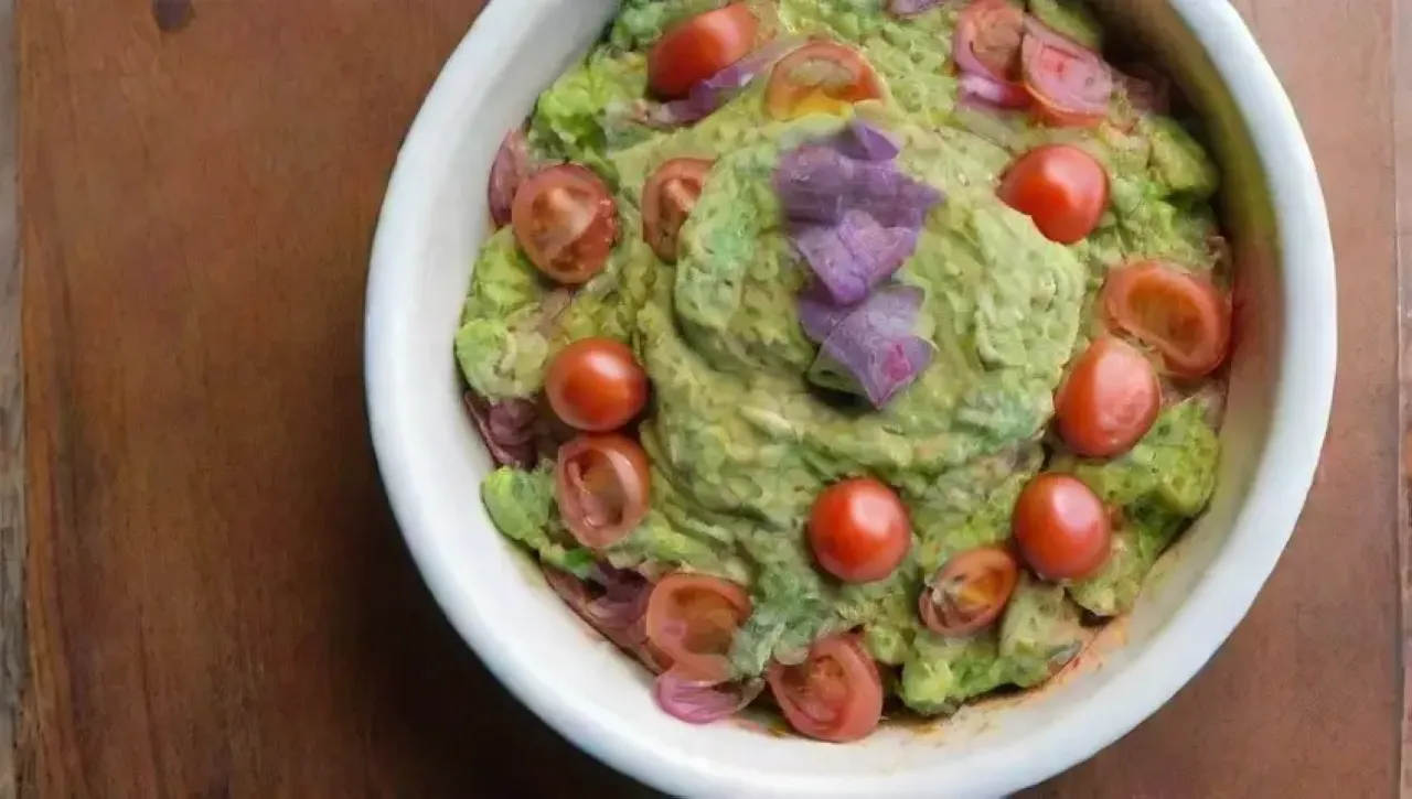 Una colorida y acogedora mesa de guacamole con ingredientes frescos y tortilla chips