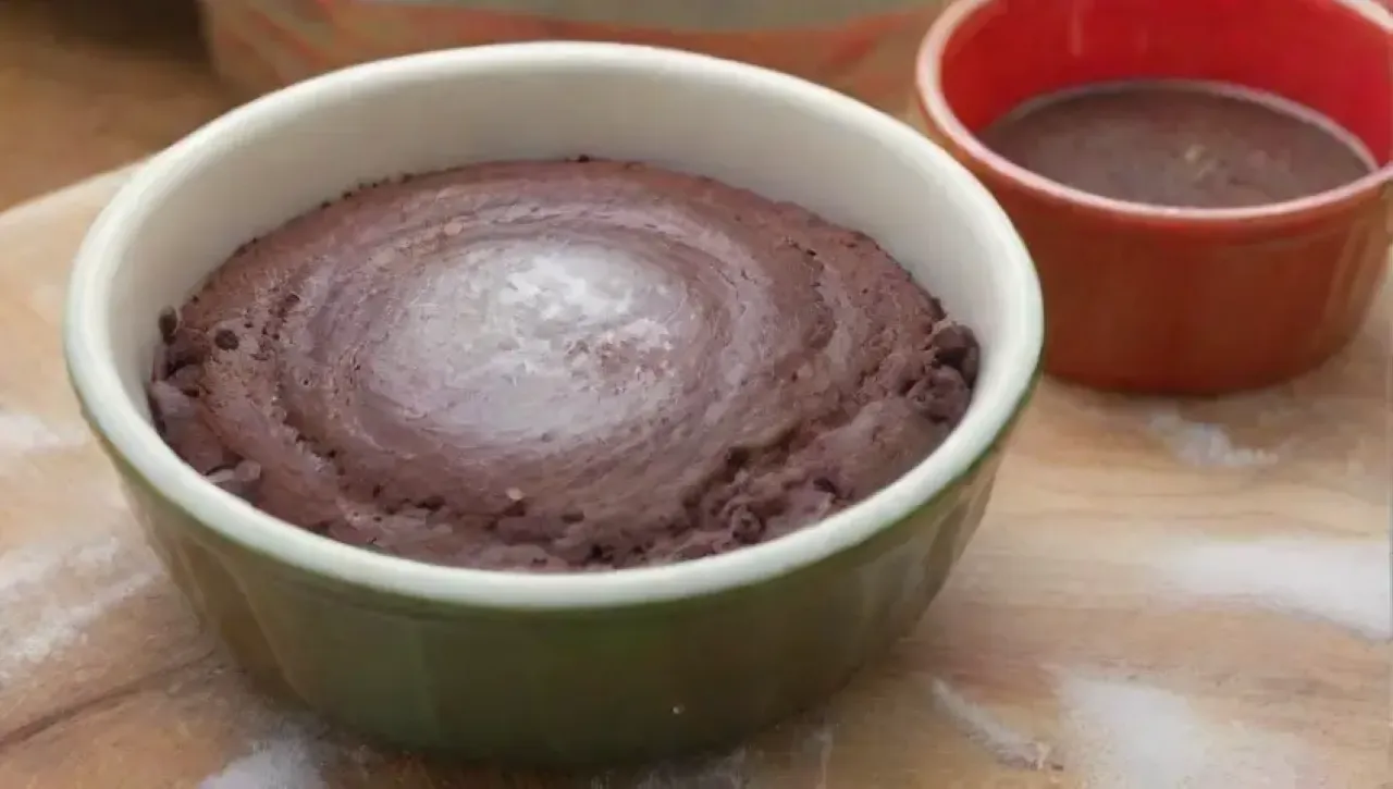 Ingredientes y utensilios para un delicioso pastel de chocolate