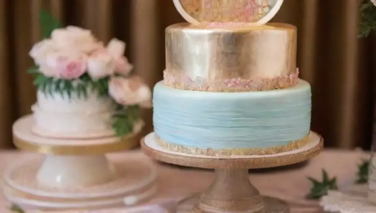 Una celebración elegante con pasteles decorados, flores, luces suaves y detalles sofisticados