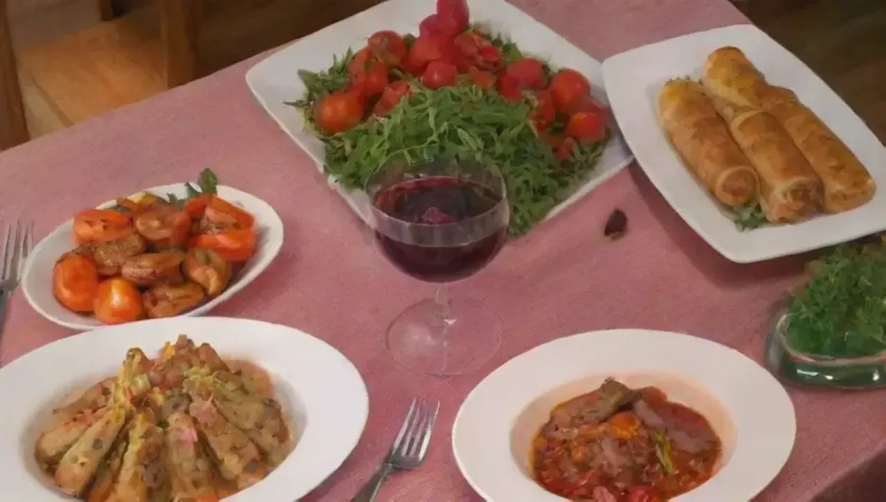 Una mesa vibrante y elegante con deliciosa comida y un ambiente acogedor