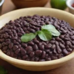 Recetas de frijoles negros cubanos con colores vibrantes y cocina tradicional