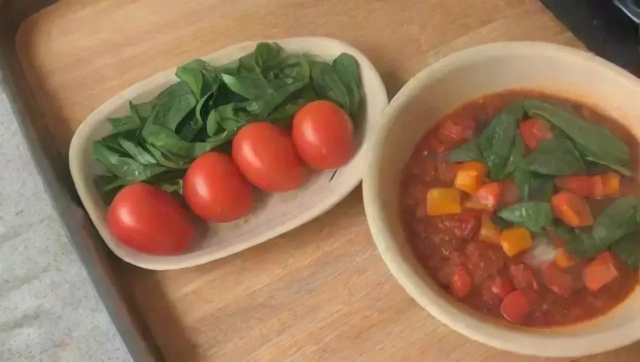 Una colorida y acogedora cocina prepara una vibrante comida con ingredientes frescos