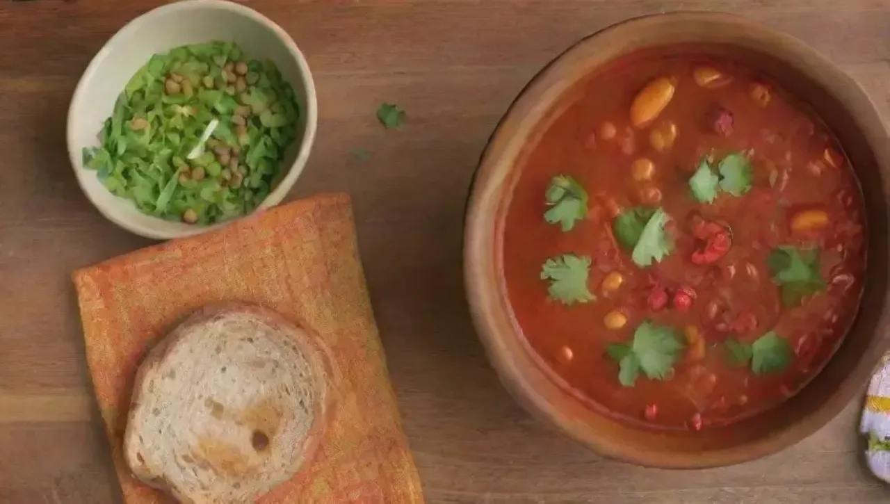 Un plato colorido y aromático de guiso de garbanzos con especias, hierbas frescas y pan crujiente