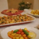 Reunión familiar festiva con platos portugueses coloridos