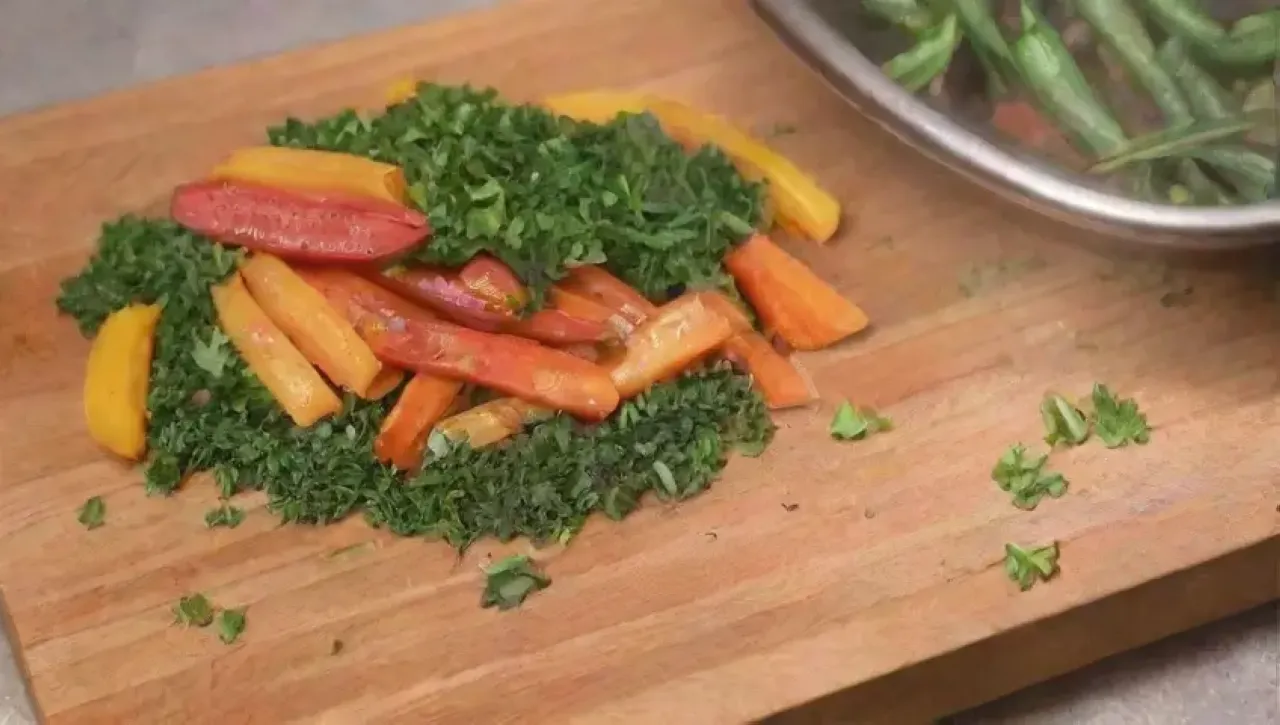 Una cocina acogedora prepara una colorida y deliciosa comida