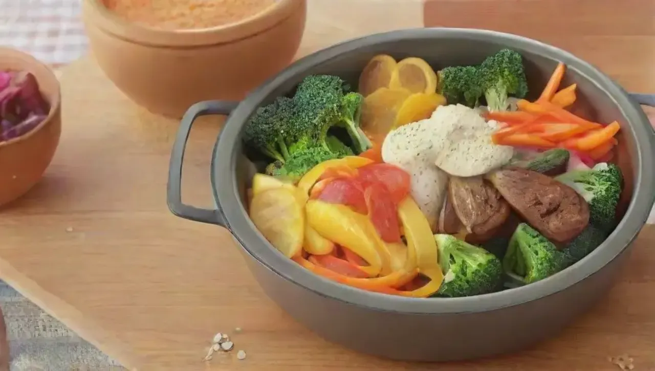 Una colorida y saludable comida de verduras al vapor lista para disfrutar