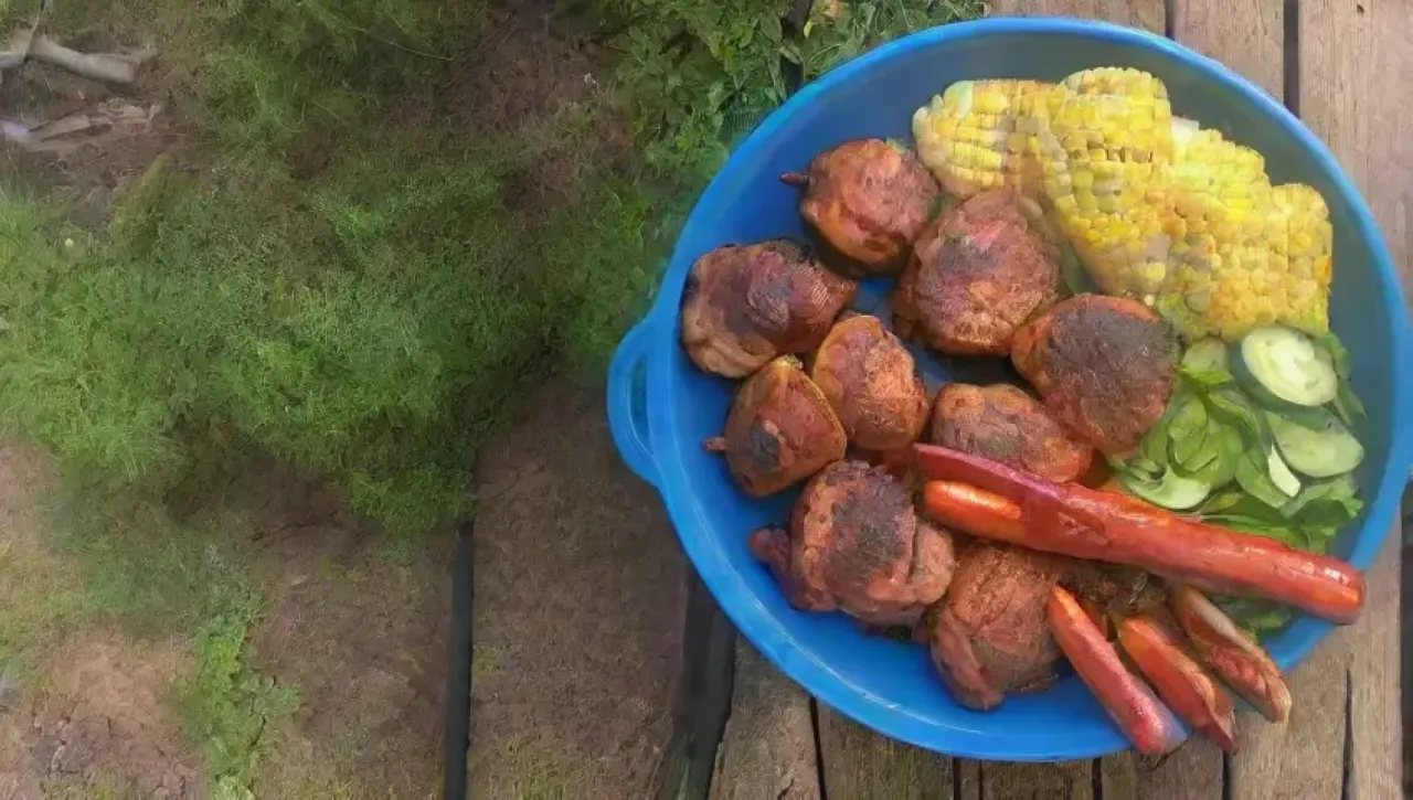 Un delicioso pollo BBQ dorado y jugoso en un picnic familiar soleado