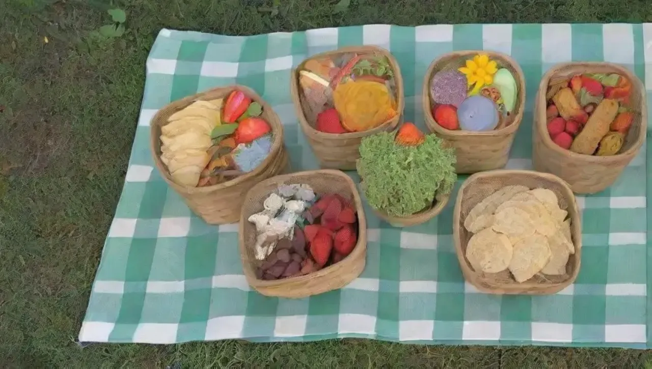Un picnic vibrante con comida colorida, amigos sonrientes y un ambiente alegre
