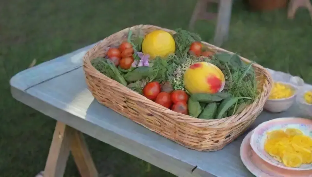 Una mesa primaveral llena de colores, aromas y risas