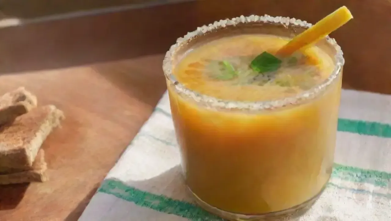 Una escena veraniega de amigos brindando con bebidas refrescantes en un ambiente acogedor