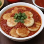 Deliciosos pastelillos de arroz picantes con salsa roja y verduras frescas