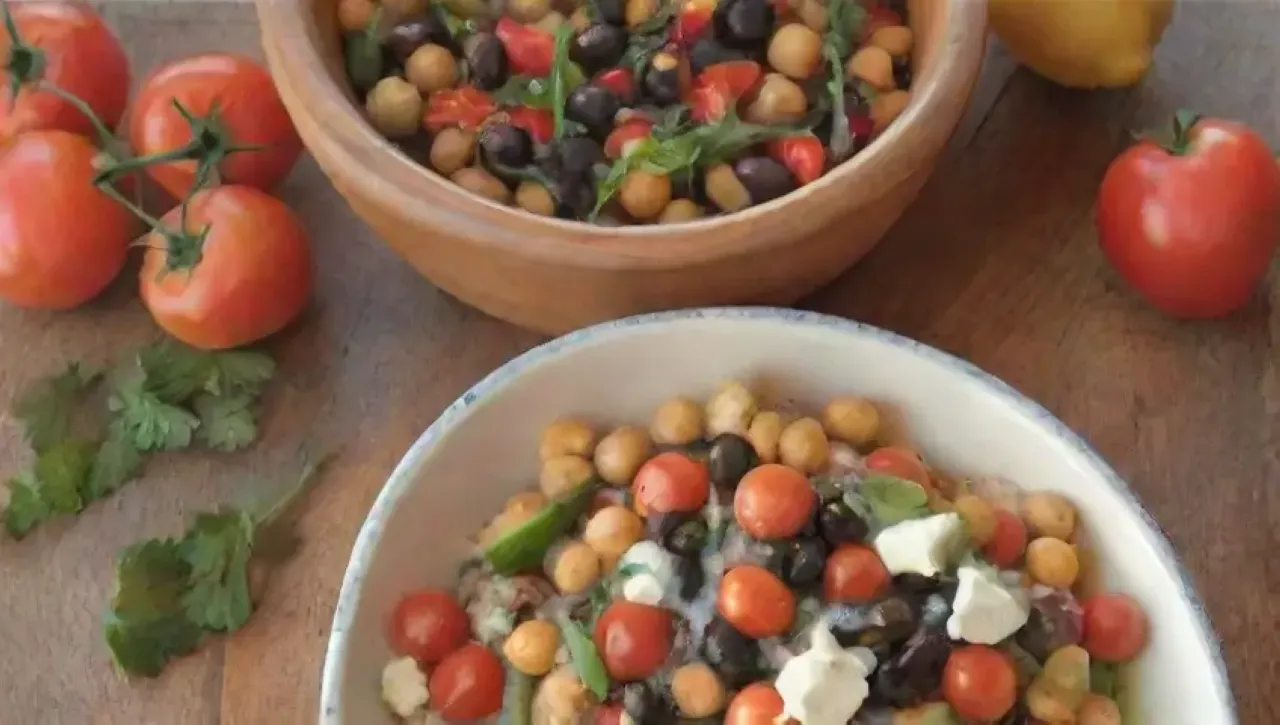 Una colorida ensalada mediterránea llena de sabores y texturas