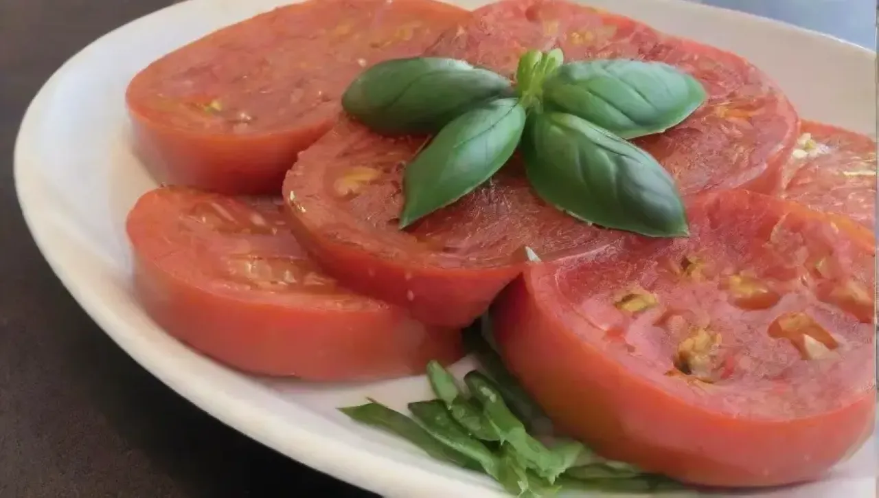 Ingredientes frescos y coloridos en una cocina acogedora, listos para disfrutar