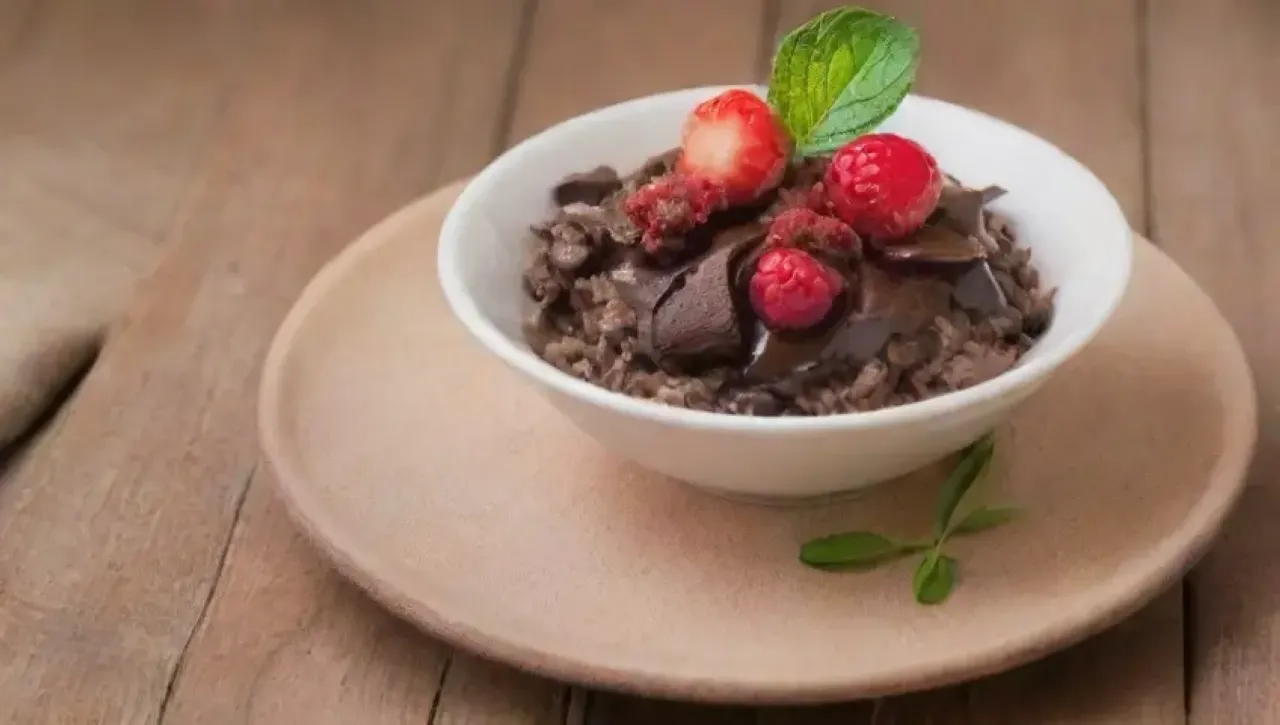 Un delicioso risotto de chocolate con fresas y menta en un ambiente acogedor