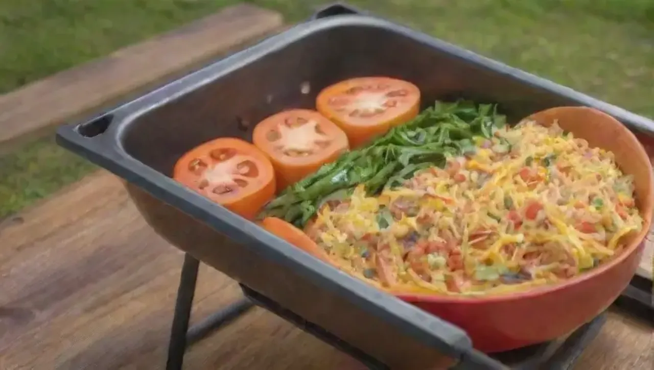 Un colorido picnic al aire libre con comida fresca y risas