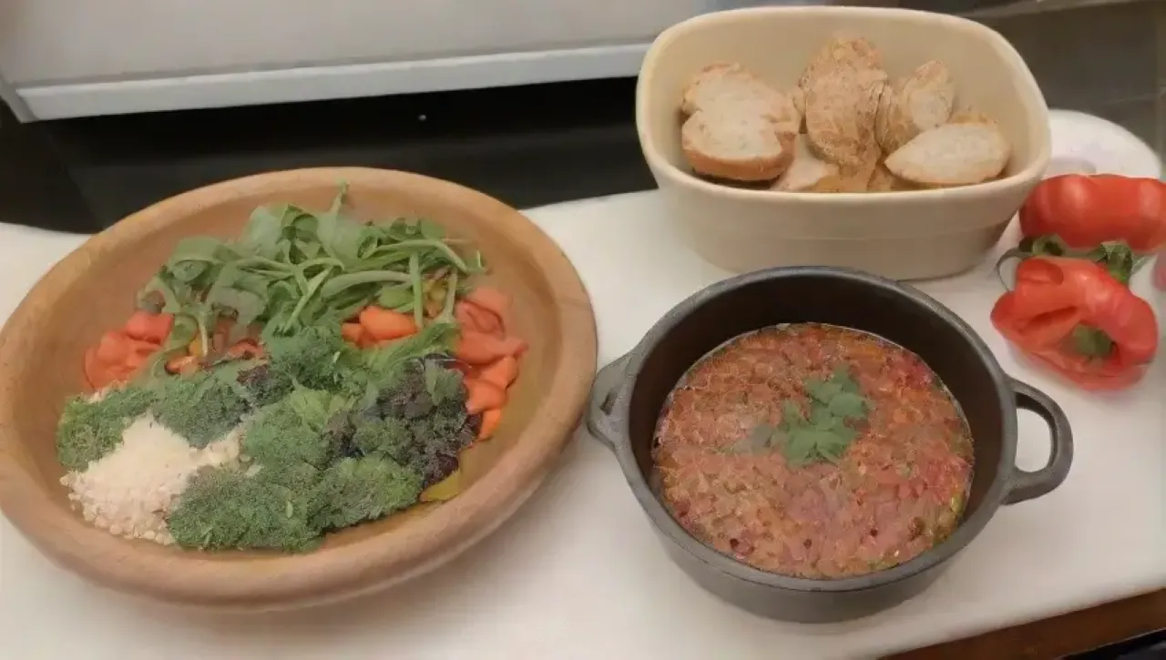 Una cocina vibrante y acogedora llena de colores, aromas y risas familiares