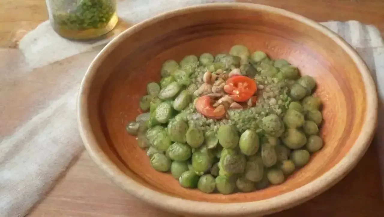 Un ambiente culinario vibrante con ingredientes frescos y luz cálida