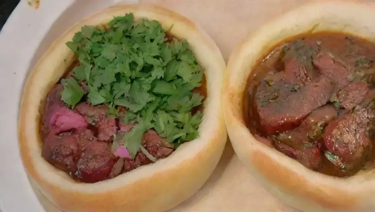 Una mesa rústica llena de delicias de barbacoa y colores vibrantes