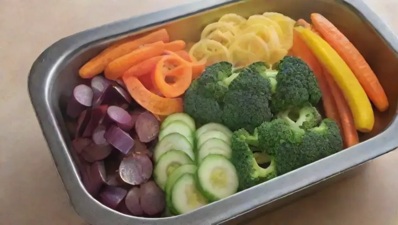Una colorida y saludable preparación de verduras en un ambiente acogedor