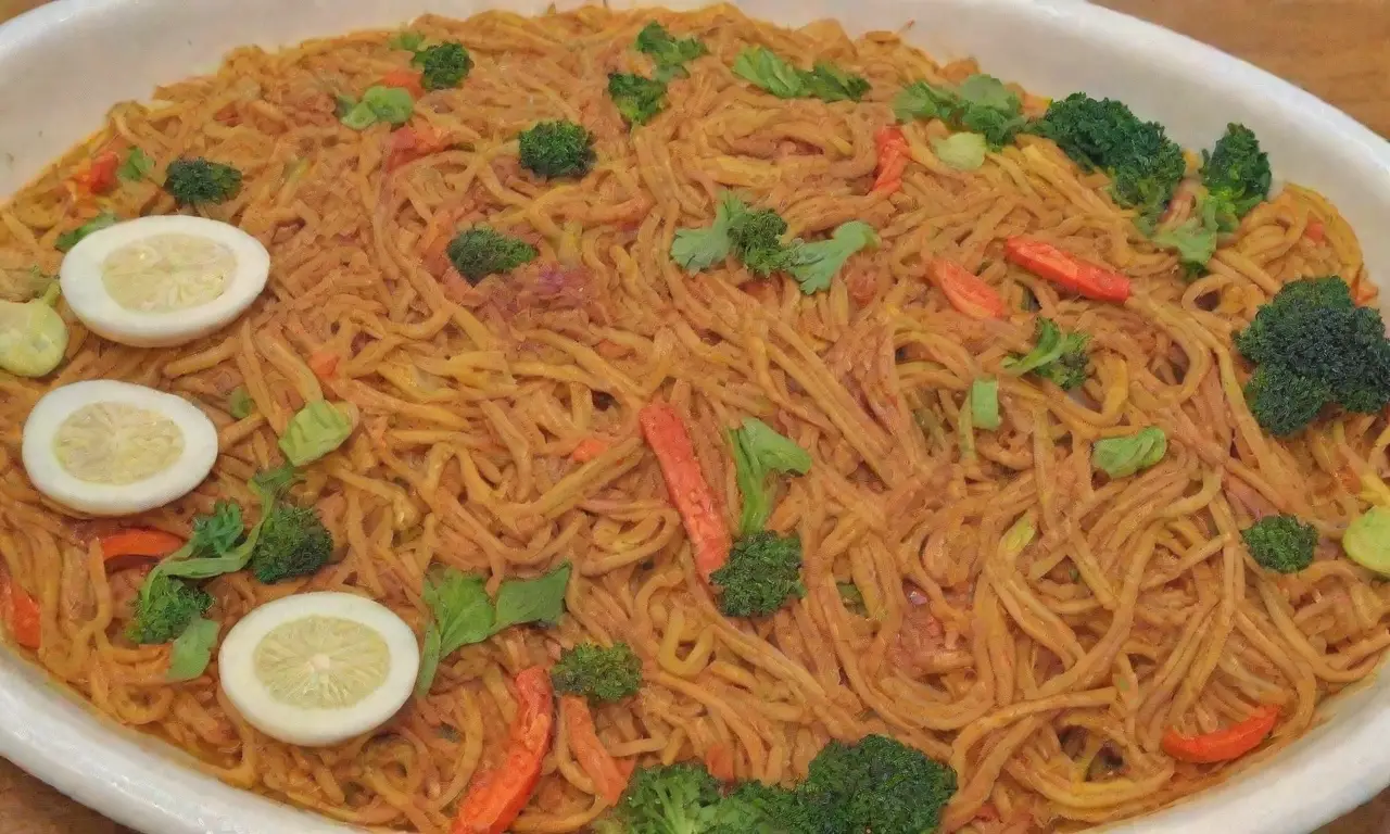 Fideos chow mein nepalí con verduras, especias y sabores fusionados