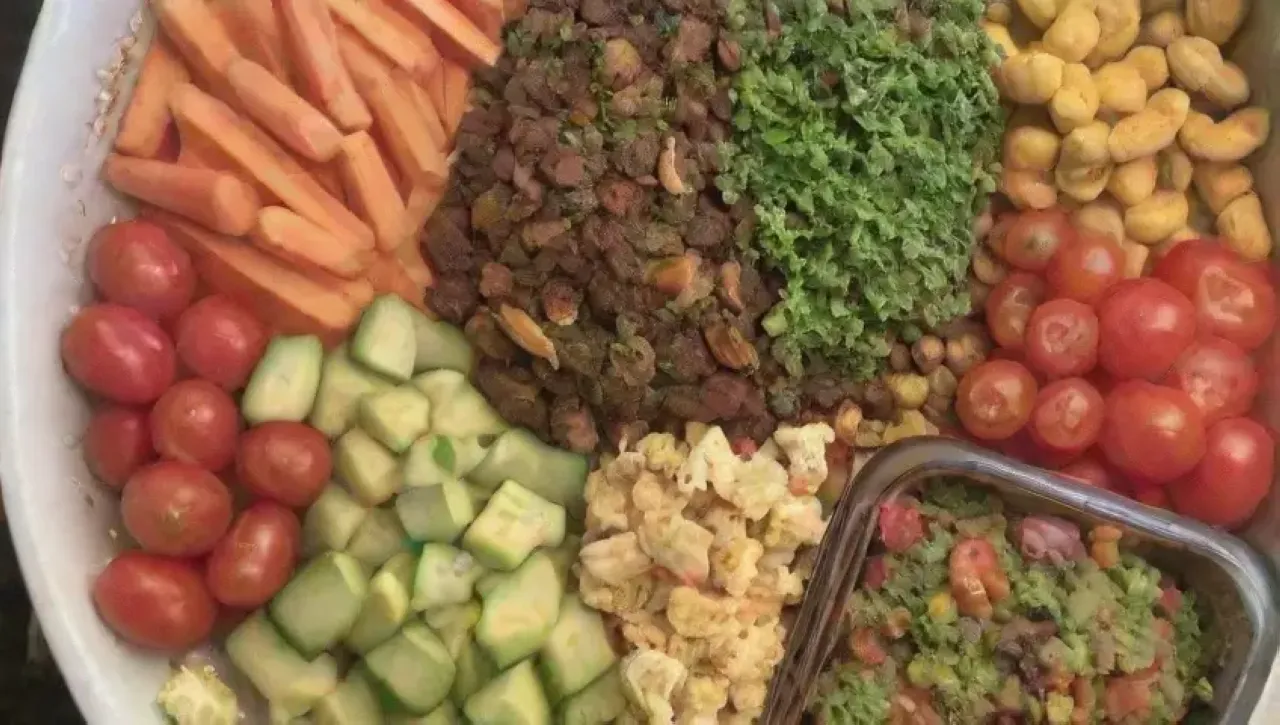Una mesa colorida con snacks saludables y un ambiente acogedor