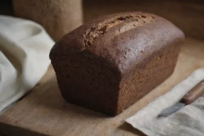 Pan de centeno oscuro con diseño tradicional y herencia letona