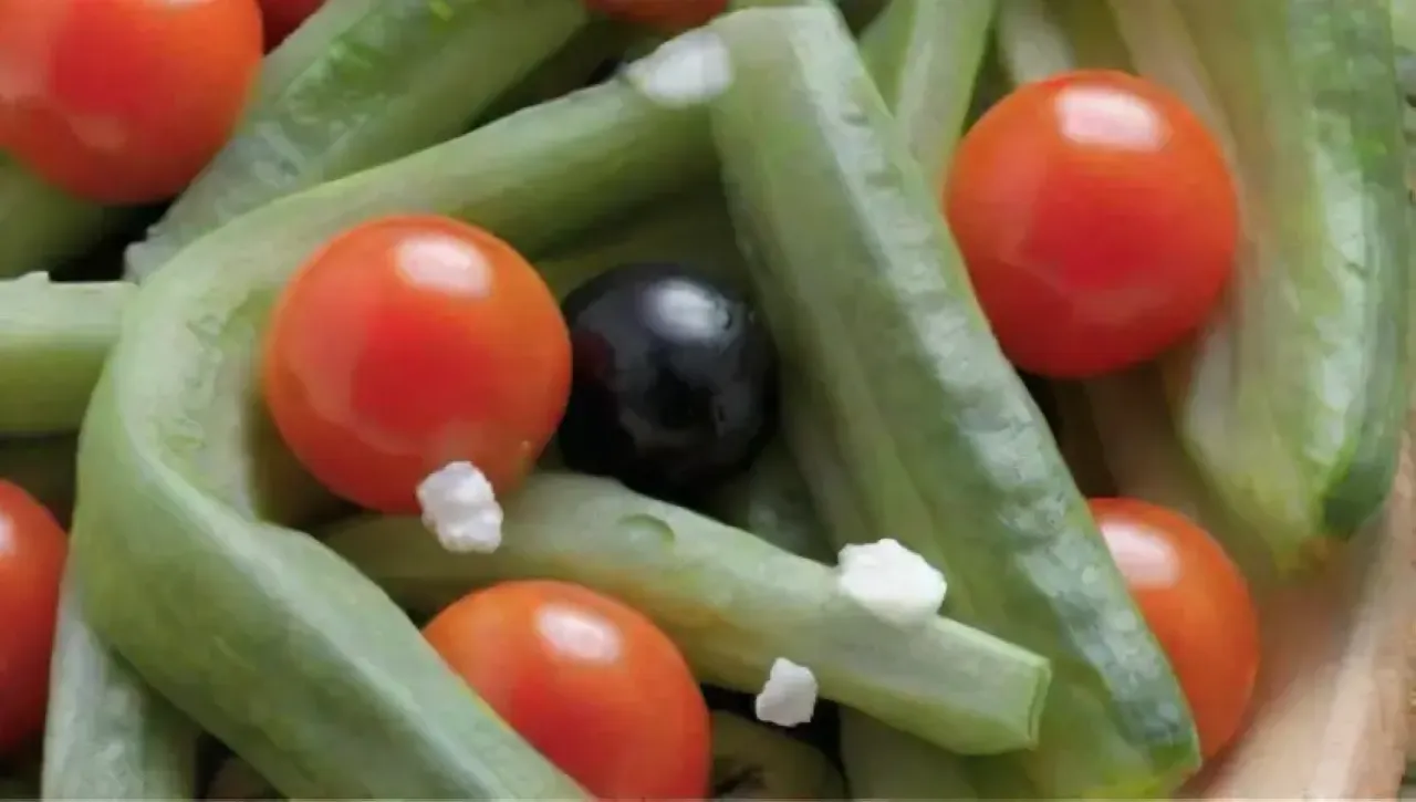 Una ensalada colorida y fresca en un tazón de madera, con ingredientes vibrantes y un ambiente acogedor