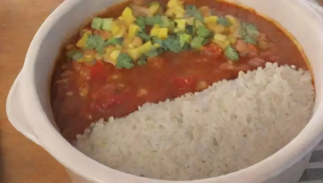 Una acogedora cocina rústica con ingredientes frescos y un ambiente cálido