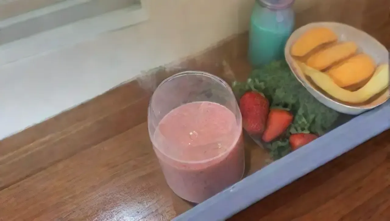 Una colorida y acogedora cocina llena de frutas frescas y ingredientes para smoothies