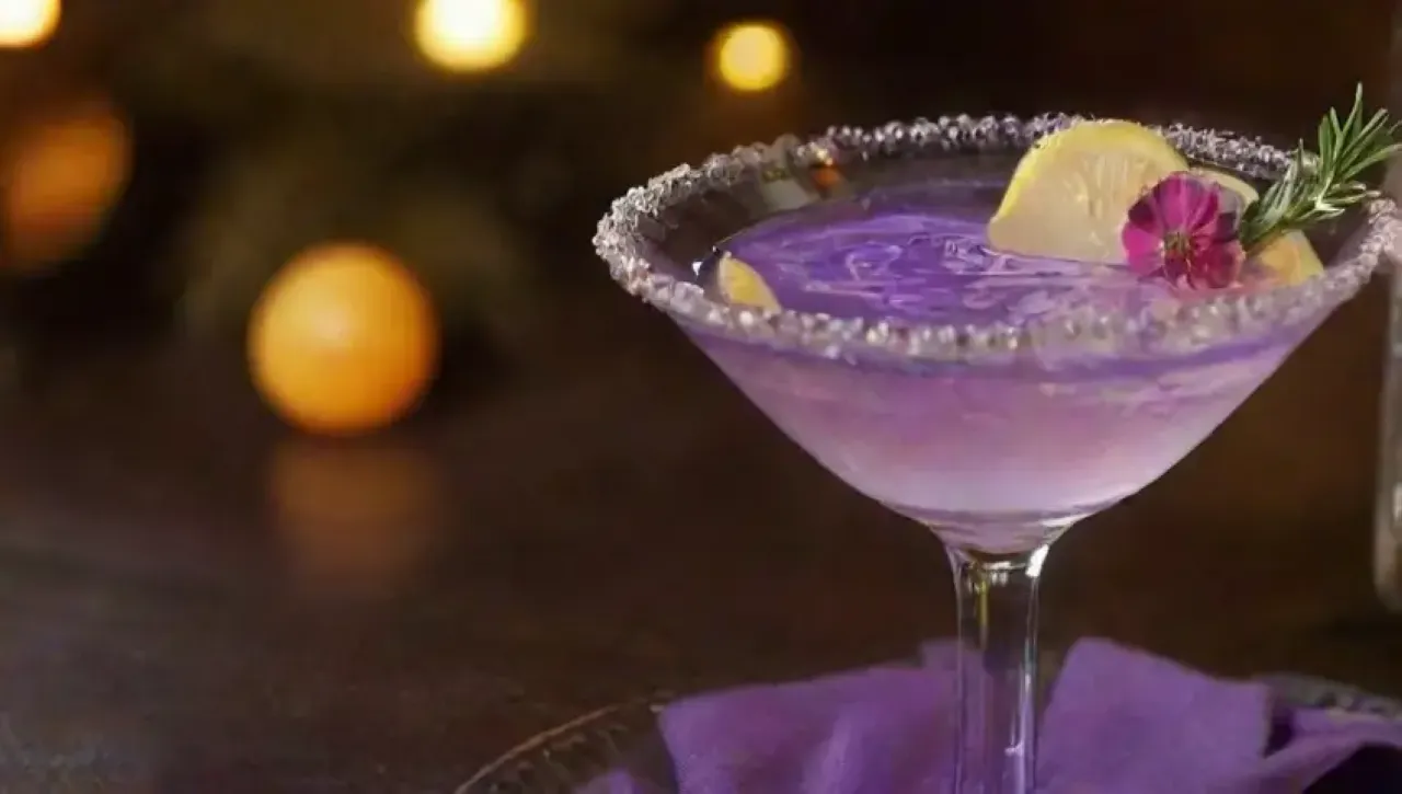 Un elegante cóctel de lavanda brilla en un ambiente acogedor