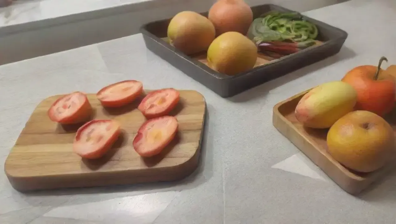 Una cocina vibrante con diversas tablas de cortar, cuchillos, verduras frescas y un ambiente acogedor que invita a la creatividad culinaria